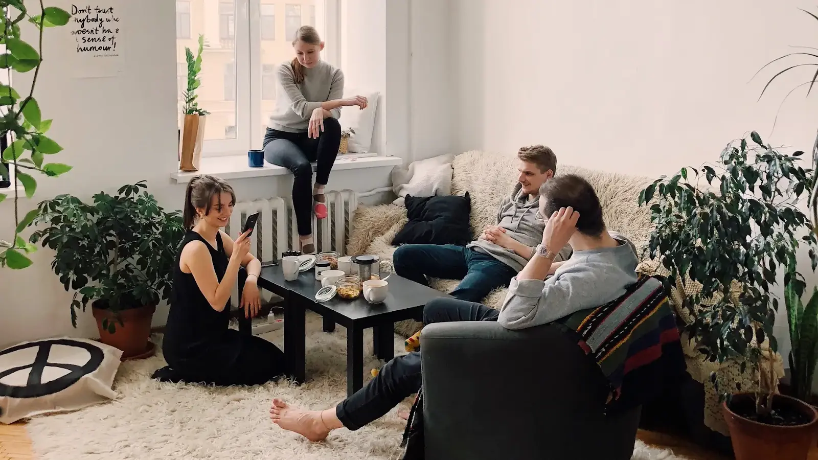 Gente conversando en salón